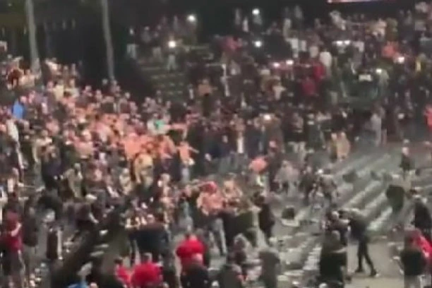 NASILJE NA TRIBINAMA: Masovna tuča navijača prekinula kik boks spektakl u Belgiji (VIDEO)