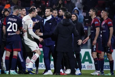 HAOS NA SARDINIJI: Rasisti vređali fudbalere Milana, Ibra hteo SVE DA POBIJE (VIDEO)