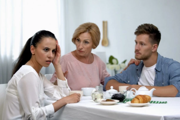 KAKO IZGLEDA ŽIVOT SA SVEKRVOM I SVEKROM?! Devojka pristala da živi sa dečkom, a onda shvatila da se ŽESTOKO PREVARILA: Njegova majka je jednom...