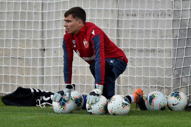 SUDIJA NAPRAVIO SKANDAL: Produžio meč 15 minuta i ĆUTAO dok su domaćini TUKLI Zvezdinog golmana koji im je sve BRANIO! Reagovala BOLNIČKA KOLA!