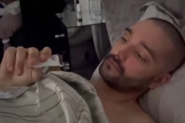 TUMOR MOZGA ga promenio, pevač ne liči više na sebe: Otkrio TRAUMATIČNE detalje borbe sa opakom bolešću, snimak iz kreveta rasplakao sve! (VIDEO)