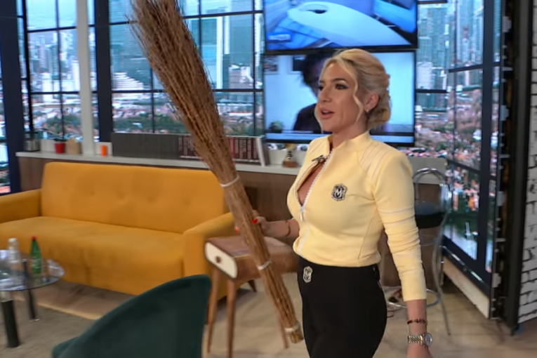 Jovana Jeremić sa metlom
