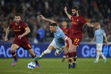 RIM JE OBOJEN U CRVENO: Lacio se sakrio u MIŠJU rupu!