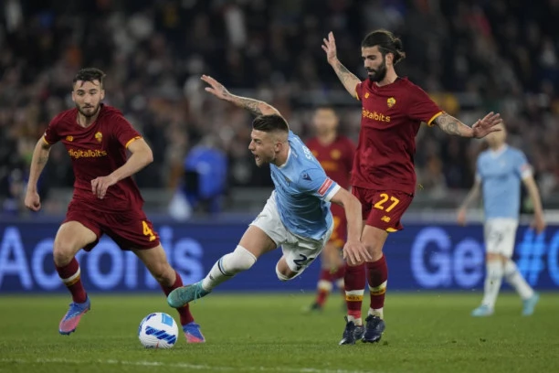 RIM JE OBOJEN U CRVENO: Lacio se sakrio u MIŠJU rupu!