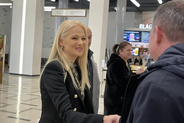 Ilda Šaulić blistala ruku pod ruku sa majkom Gocom: Nada Obrić ne skida osmeh sa lica, OČEKUJU SE BROJNE NAGRADE! (FOTO)