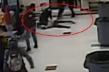 UŽASNE SCENE U AMERIČKOJ ŠKOLI: Policajac prikucao devojčicu na pod, pa uradio nešto zbog čega ga sad svi osuđuju (VIDEO)