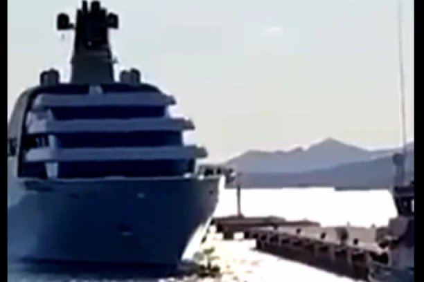 UKRAJINSKA DECA zaustavila ABRAMOVIĆEVU SUPERJAHTU! Ruski milijarder pokušao da uđe u luku Bodrum, ali je na momenat sprečen! (VIDEO)