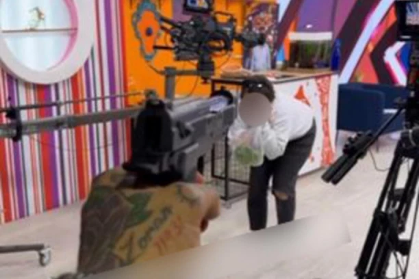 UŽAS USRED EMISIJE: Naš voditelj iznenada uleteo u studio i POTEGAO PIŠTOLJ, koleginica UNEZVERENA POBEGLA,  JEZIVA situacija se otela KONTROLI!