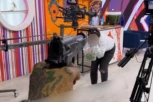 UŽAS USRED EMISIJE: Naš voditelj iznenada uleteo u studio i POTEGAO PIŠTOLJ, koleginica UNEZVERENA POBEGLA,  JEZIVA situacija se otela KONTROLI!