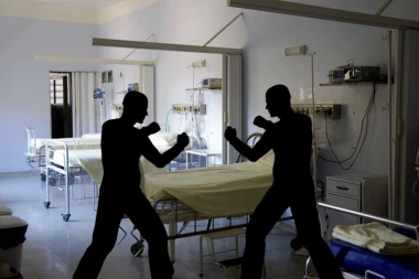 PIJANI HIRURG KOJI JE U VALJEVU NASRNUO NA SVOG KOLEGU SUSPENDOVAN! Šutnuo mu stolicu, pa ga UDARIO U GLAVU zbog BIZARNOG RAZLOGA!