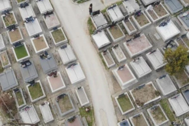 BIZARAN SLUČAJ NA SPLITSKOM GROBLJU: Starica (82) upala u raku, izvlačili je vatrogasci