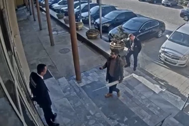 DOĆI ĆU SA EKIPOM - PRVO ĆU TI IZLUPATI KOLA, A ONDA TEBE! Đilasov aktivista progoni predsednika opštine Mladenovac! (VIDEO)