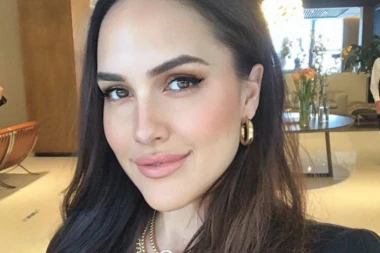 HOSPITALIZOVANA PEVAČICA SE PORODILA: Fotografija iz bolnice tera jezu u kosti (FOTO)