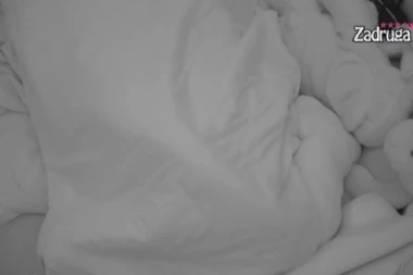 Palo pomirenje! Car i Dalila završili u krevetu, pa pod jorgan planinom razmenjivali nežnosti! (VIDEO)