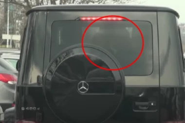 Ana Korać u STRASTVENOM zagrljaju poznatog pevača! Uhvaćeni kako u kolima rade OVO! (FOTO)