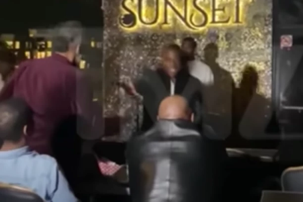 PIŠTOLJEM NA TAJSONA: Usred kluba izvadio UTOKU na Majka, a onda se dogodilo nešto potpuno NEOČEKIVANO! (VIDEO)