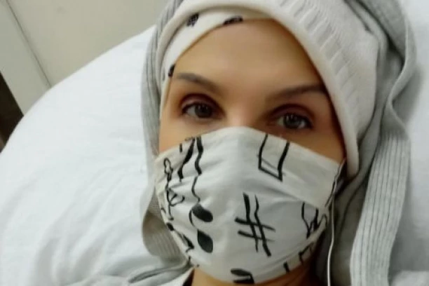 JEZIVA BORBA SA OPAKIM TUMOROM UZELA DANKA: Bivša rijaliti učesnica PLJUVALA KRV, OTEKLO joj celo telo, POZLILO JOJ nakon HEMIOTERAPIJA, mislili su da je KRAJ! (FOTO)