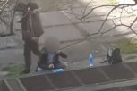 UZNEMIRUJUĆE! Pojavio se snimak devojčice kako šmrče nešto na klupi u Beogradu - ljudi u ŠOKU! (VIDEO)