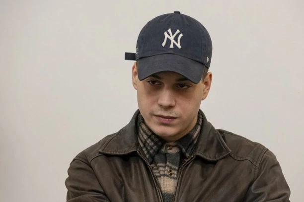 GLUMAC POKAZAO NOVU DEVOJKU, PA SRUŠIO INTERNET! Zatrpavaju ga porukama, svi spominju BIVŠU verenicu!