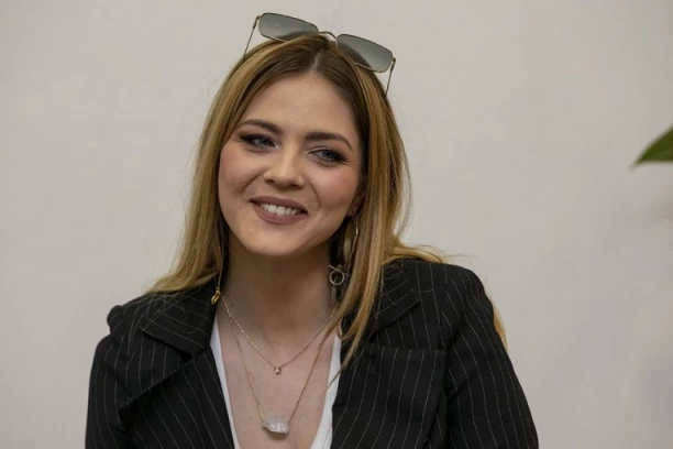 SLAVLJE U DOMU NINE JANKOVIĆ! Glumica u centru pažnje, obasipaju je čestitkama! (FOTO)