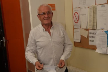 Eri Ojdaniću ispadala proteza, te PUKAO 5.000 EVRA za nove zube: Pevač prkosi godinama, ne žali para za izgled - evo koje tretmane posećuje