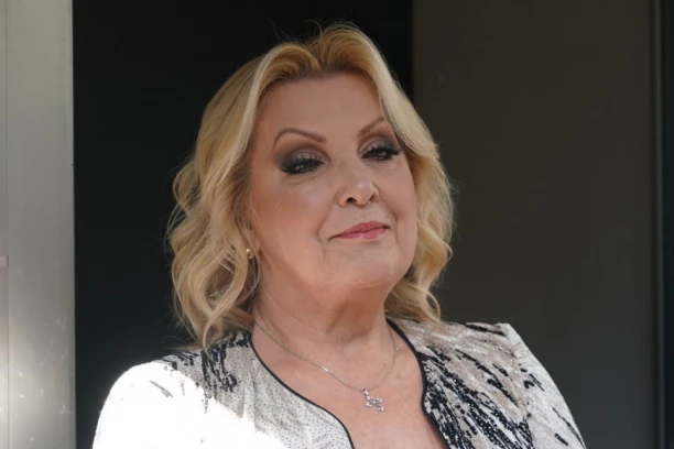 OTKRIVENO PRAVO LICE SNEŽANE ĐURIŠIĆ: Pevačici "spao" filter tokom SNIMANJA: Kamera uhvatila realno stanje (FOTO)