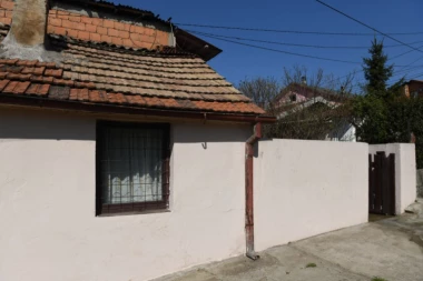 POMAGAJTE, UBI MI MAJKU! Detalji JEZIVOG porodičnog nasilja na Zvezdari: Prve slike sa lica mesta (FOTO, VIDEO)