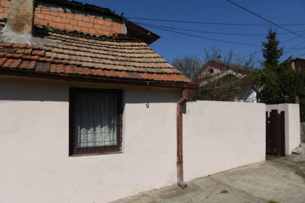 POMAGAJTE, UBI MI MAJKU! Detalji JEZIVOG porodičnog nasilja na Zvezdari: Prve slike sa lica mesta (FOTO, VIDEO)