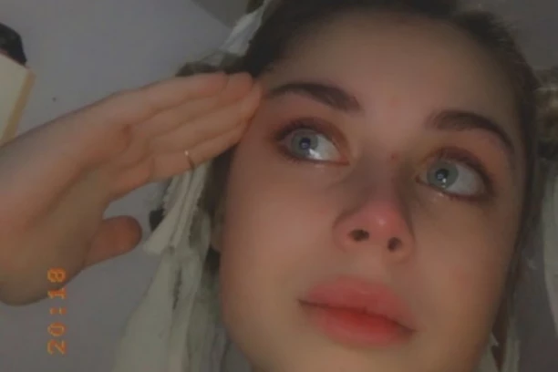 POZNATA INFLUENSERKA U PAKLU ZBOG BULIMIJE, PREŽDERAVALA SE, PA POVRAĆALA: Dečko je zlostavljao, pretio snimcima pa NASRNUO na nju, život joj visio o koncu! JEZIV PRIZOR (FOTO)