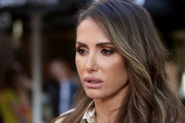 "MUSTAFA SE OŽENIO, JA SAM MORALA DA SE POSVETIM DECI" Emina Jahović surovo iskrena o odnosu sa bivšim mužem, konačno priznala da li ima DEČKA!