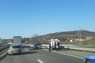 TEŽAK SUDAR AUTOBUSA I AUTOMOBILA NA OBRENOVAČKOM PUTU: Troje povređeno, od kojih jedno na reanimaciji (VIDEO)