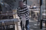 ZVERSKI i za "debelu" KAZNU! Čovek baca mačku sa terase restorana u reku kao da je lopta! Pogledate snimak iz Niša koji je frapirao sve koji su ga videli! (VIDEO)