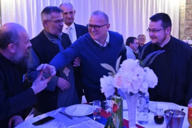 VESIĆ SA GRAĐANIMA SURČINA: Čini me srećnim da građani vide da je naophodno imati jedinstvenu politiku