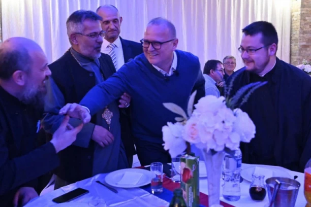 VESIĆ SA GRAĐANIMA SURČINA: Čini me srećnim da građani vide da je naophodno imati jedinstvenu politiku