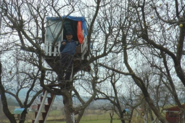 DEDA ŽARKO NAPRAVIO LETNJIKOVAC NA DRVETU: Nakon penzije se preselio u krošnju jabuke (FOTO)