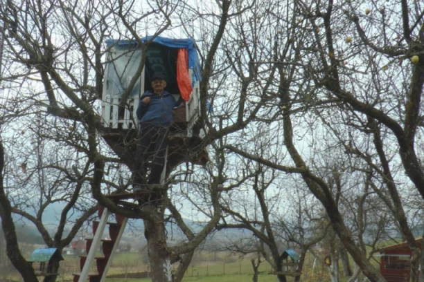 DEDA ŽARKO NAPRAVIO LETNJIKOVAC NA DRVETU: Nakon penzije se preselio u krošnju jabuke (FOTO)