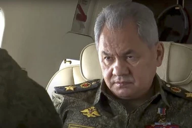 "ČIJE JE OVO?" Šojgu razgledao zaplenjeno ukrajinsko oružje, a posebnu pažnju mu privukao bacač granata, odgovor koji je dobio će vas šokirati (VIDEO)