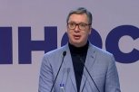 SREDNJI PRST SRPSKOJ ZASTAVI PONOŠEVACA! Srbija zgrožena, Vučić reagovao: To je njihov vrhunac!