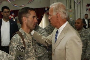 MOJ SIN JE BIO NA KOSOVU, OD URANIJUMA DOBIO RAK I UMRO! Bajden se pohvalio marincima u Poljskoj!