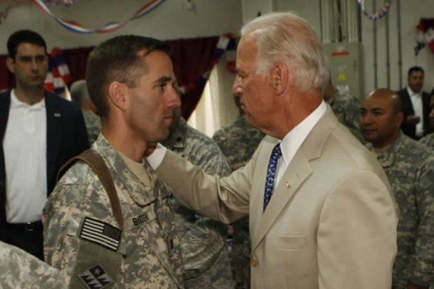 MOJ SIN JE BIO NA KOSOVU, OD URANIJUMA DOBIO RAK I UMRO! Bajden se pohvalio marincima u Poljskoj!