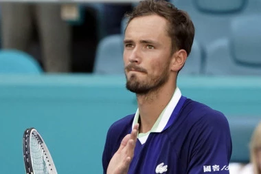 NE MOGU MI TO ODUZETI: Medvedev BESAN što je broj dva!