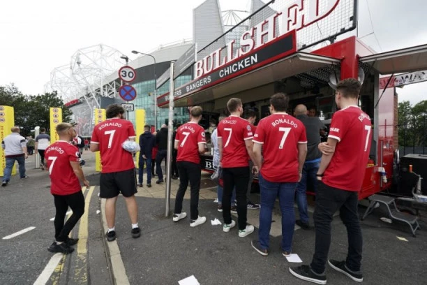 DRŽALI MU NOŽ POD GRLOM: Razbojnici opljačkali fudbalera Mančester junajteda!