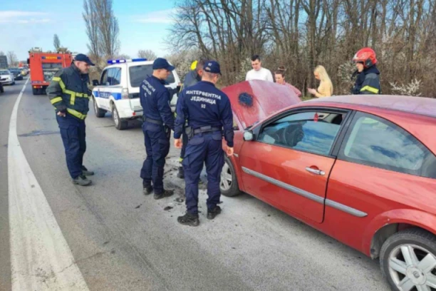 DRAMA NA ZRENJANINSKOM PUTU! Izgoreo automobil, POLICIJA IZVLAČILA LJUDE IZ PLAMENA! (FOTO)