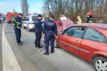 DRAMA NA ZRENJANINSKOM PUTU! Izgoreo automobil, POLICIJA IZVLAČILA LJUDE IZ PLAMENA! (FOTO)