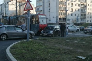 HAOS U BEOGRADU! Tramvaj udario automobil!