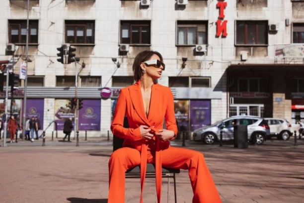 Centar Beograda kao MODNA PISTA: Poznata kreatorka Suzana Perić napravila SPEKTAKL u prestonici, svi su se okretali za njom! (FOTO)