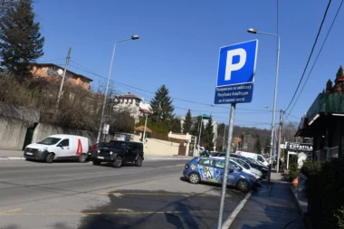 BAHATI AZERBEJDŽANCI OTELI 4 PARKING MESTA: Brutalna uzurpacija prostora ispred supermarketa