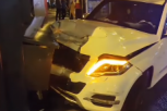 POVREĐENA DEVOJČICA! Karambol u Novom Sadu! Mercedes se velikom brzinom zakucao u trafiku! (VIDEO)