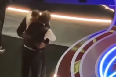 TAJNI SNIMAK SVE RAZOTKRIO: Evo da li je PRIZOR NASILJA Vila Smita nad Kris Rokom ipak NAMEŠTALJKA? Otkriveno sve za vreme bloka REKLAMA! (VIDEO)