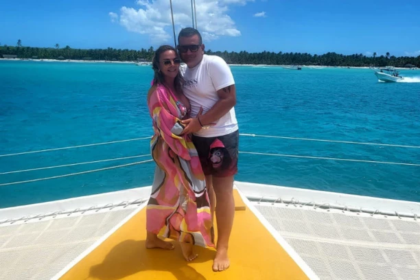 Muž naše pevačice PUKAO HILJADE EVRA zbog njenog baškarenja na plaži: SKINULA SE BIljana Sečivanović (45) pokazala TELO na vrelom pesku, medeni mesec joj se pretvorio u RAJ! (FOTO)